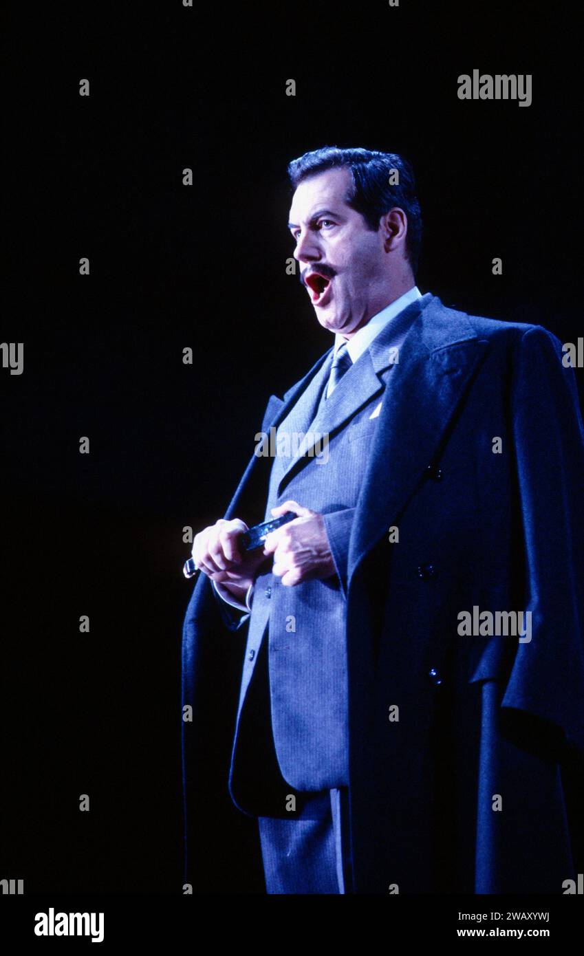 Neil Howlett (Baron Scarpia) in TOSCA an der English National Opera (ENO), London Coliseum, London WC2 28/01/1987 Musik: Giacomo Puccini Libretto: Luigi Illica & Giuseppe Giacosa Dirigent: Jan Latham-Koenig Design: Stefanos Lazaridis Beleuchtung: Nick Chelton Regisseur: Jonathan Miller Stockfoto