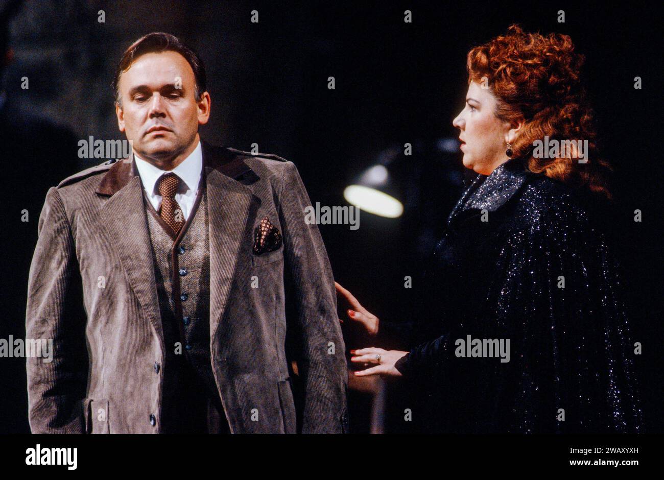 David Rendall (Mario Cavaradossi), Jane Eaglen (Floria Tosca) in TOSCA an der English National Opera (ENO), London Coliseum, London WC2 23/08/1990 Musik: Giacomo Puccini Libretto: Luigi Illica & Giuseppe Giacosa Dirigent: Marco Guidarini Design: Stefanos Lazaridis Beleuchtung: Nick Chelton ursprünglicher Regisseur: Jonathan Miller Stockfoto