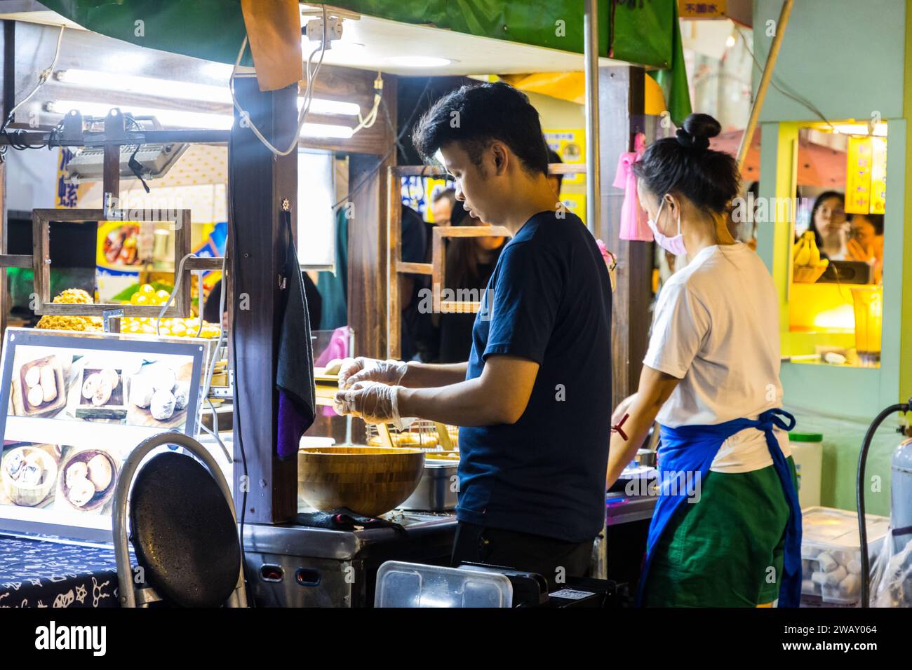 Taipei, Taiwan - 9. Oktober 2023 : Straßenhändler verkaufen taiwanesische Küche und Meeresfrüchte auf dem Raohe Nachtmarkt in Taiwan Stockfoto