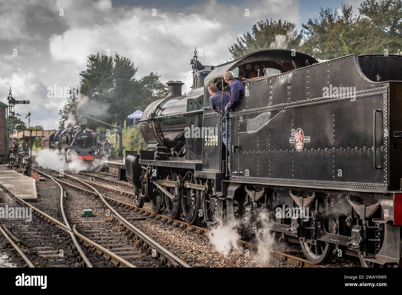 BR '7F' 2-8-0 No. 53808 passiert BR '4MT' 2-6-4T No. 80151 in Ropley auf der Mid-Hants Railway, Hampshire, UK Stockfoto