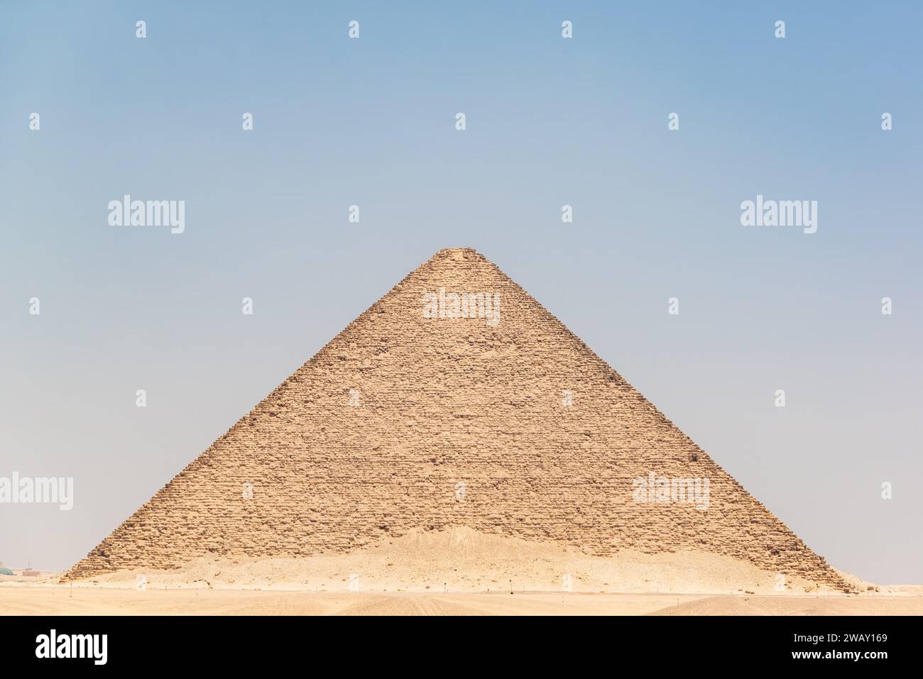 Blick auf die imposante Rote Pyramide in Dahshur, Ägypten. Es ist die erste echte Pyramide in Ägypten Stockfoto