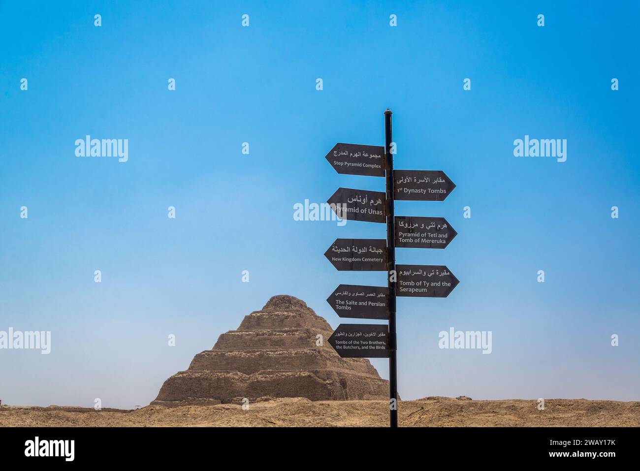 Schilder mit Wegbeschreibung in Sakkara mit der Djoser-Pyramide im Hintergrund in Sakkara, Ägypten Stockfoto