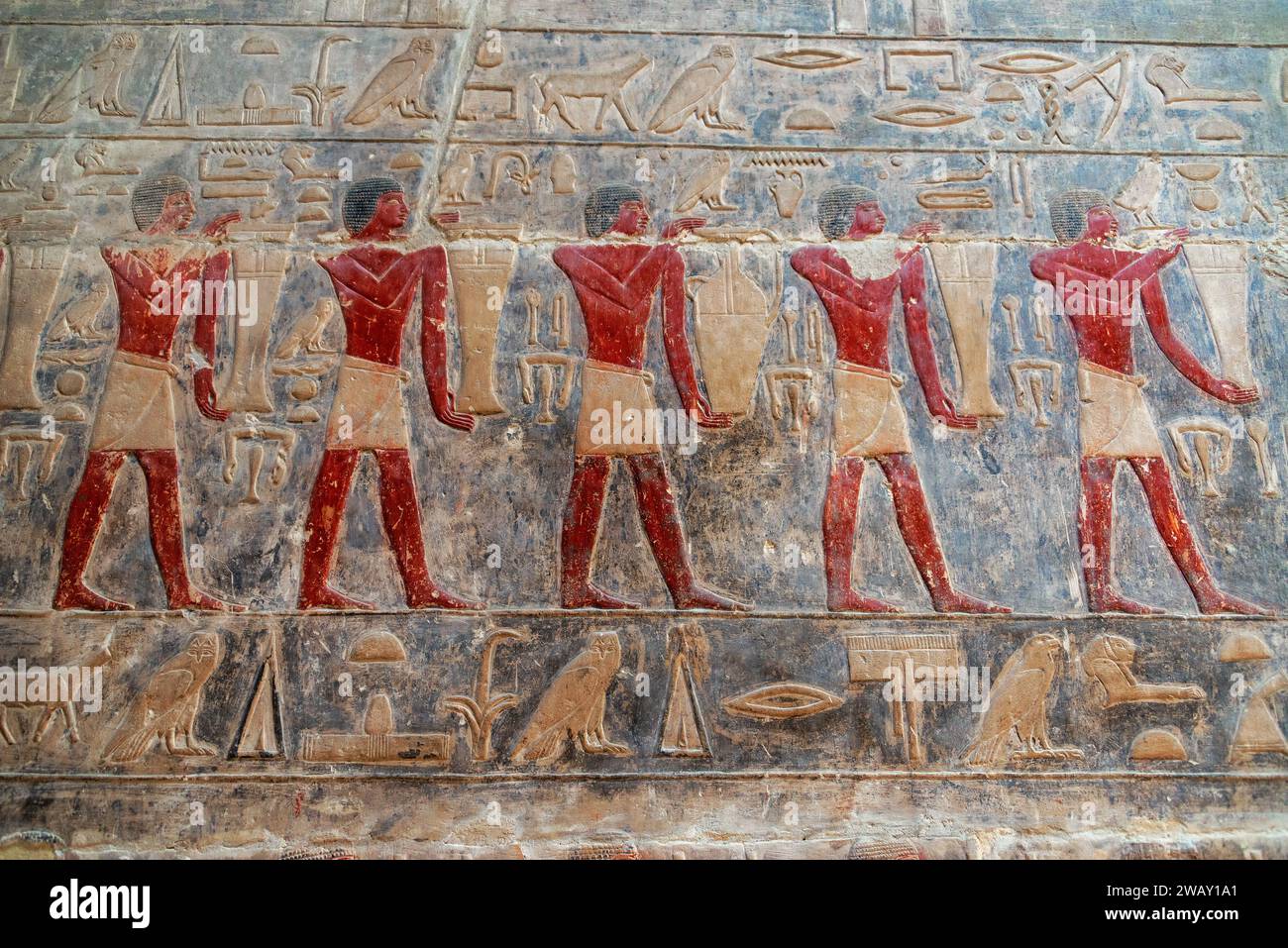 Wunderschöne Kunstwerke in einem Grab in Sakkara, Ägypten, mit der Originalfarbe noch sichtbar Stockfoto