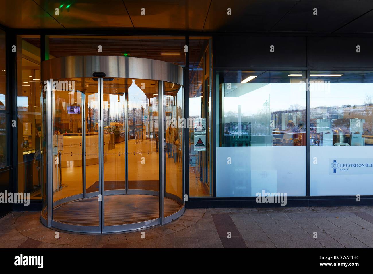 Der Eintritt in die Kochschule Le Cordon Bleu. 1895 in Paris gegründet, gilt es heute als das größte Netzwerk von Kulinarik- und Gastgewerbeschulen Stockfoto