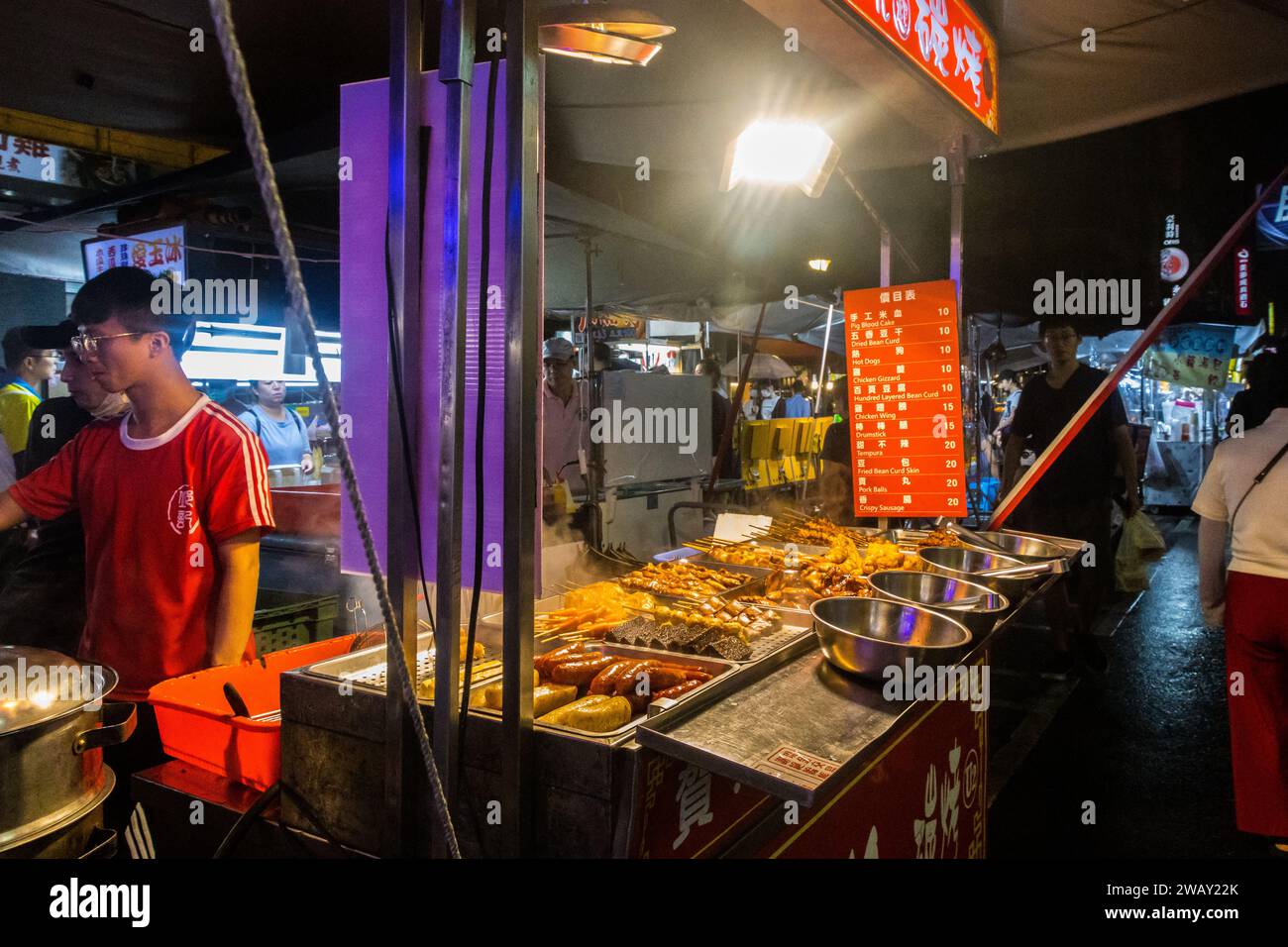 Taipei, Taiwan - 9. Oktober 2023 : Straßenhändler verkaufen taiwanesische Küche und Meeresfrüchte auf dem Raohe Nachtmarkt in Taiwan Stockfoto