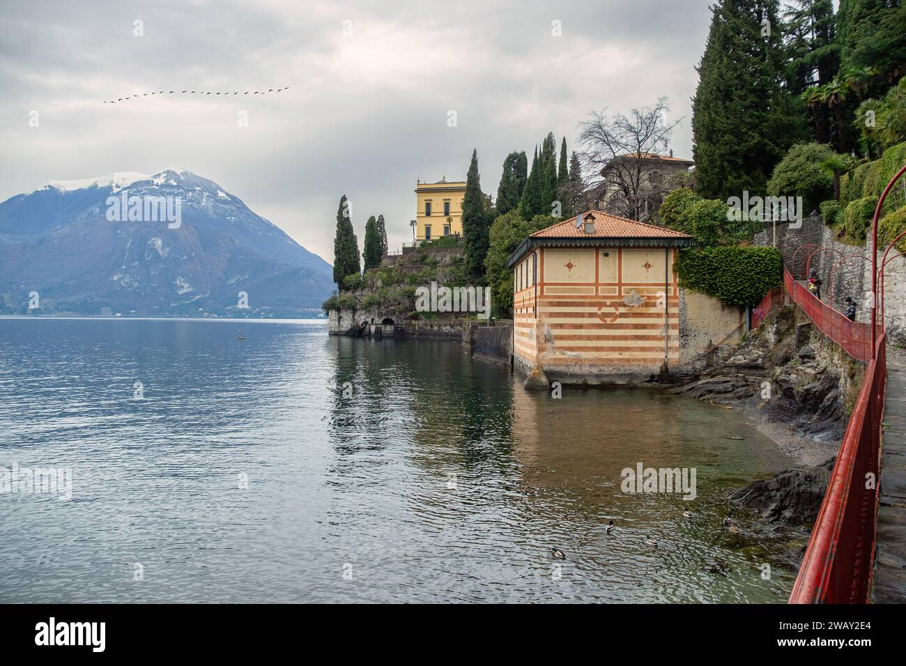 Seeufer des romantischen Dorfes Varenna, Comer See, Seenregion, Lombardei, Italien Stockfoto