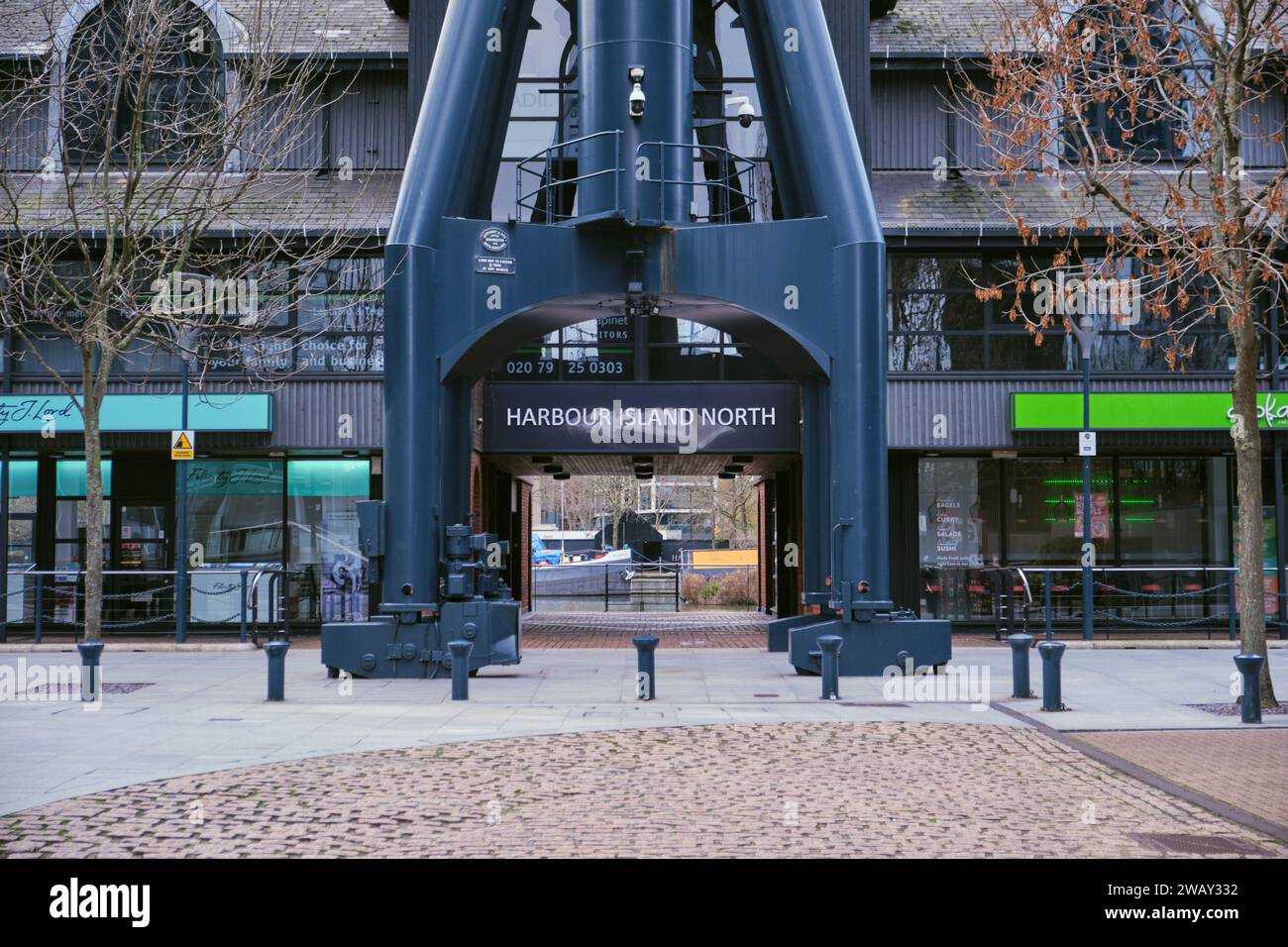 Harbour Island North, Geschäfte und Kran, South Quay, Canary Wharf, London Stockfoto