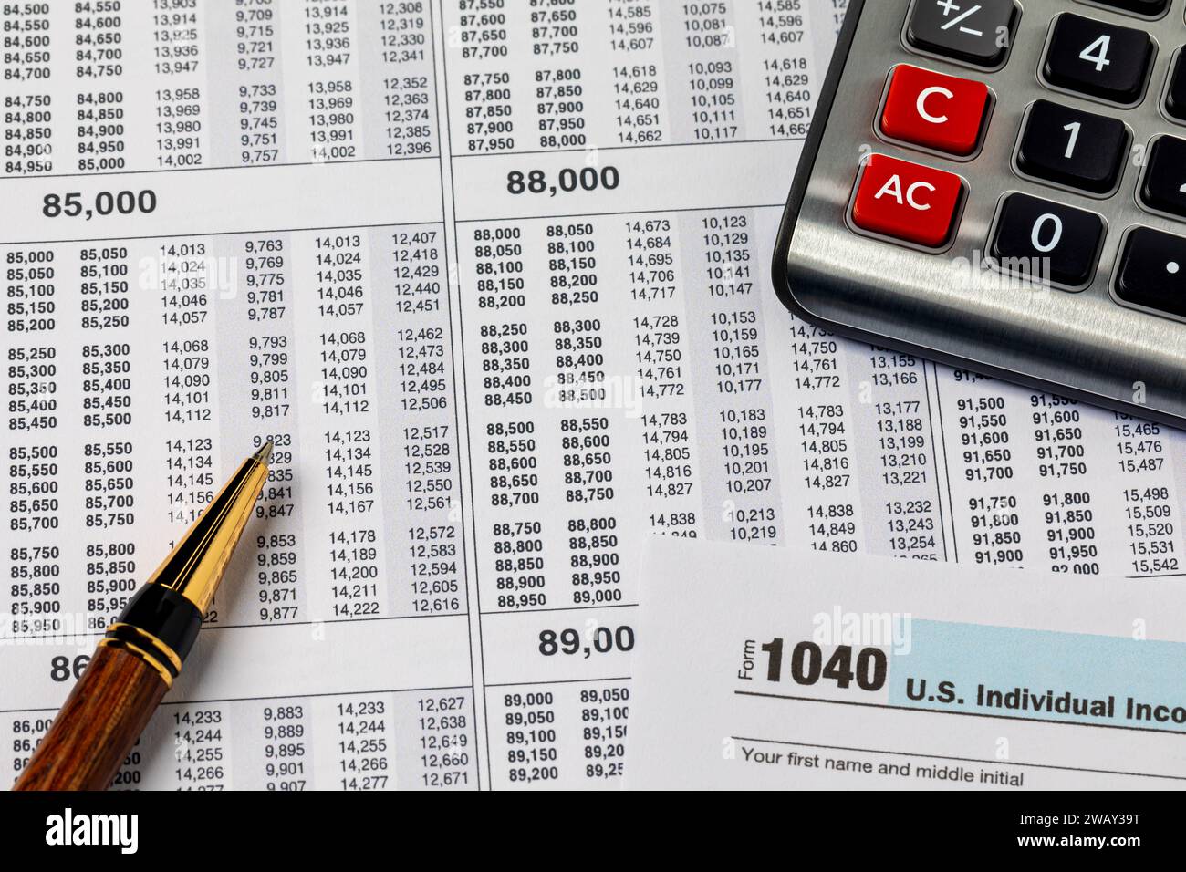 Tabelle der Einkommensteuer auf Bundesebene. Steuervorbereitung, Erstattung und Steuereinreichung. Stockfoto