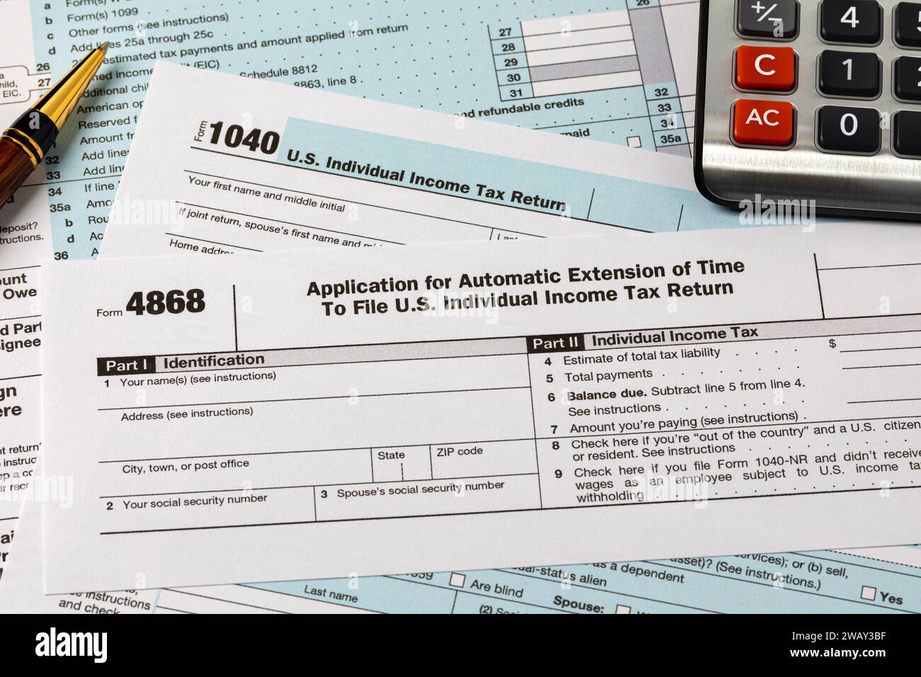 Formular 4868 - Verlängerung für automatische Einreichung von Einkommensteuern. Ertragsteuererklärungen: Frist, Verzögerung und Strafmaß. Stockfoto