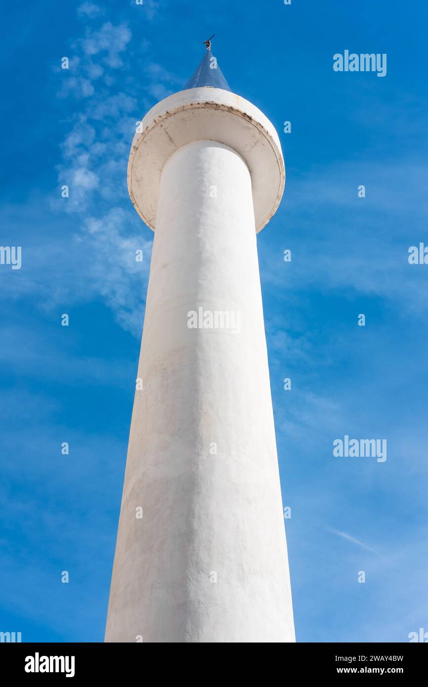 Minarett der weißen Moschee. Minarett der Moschee mit blauem Himmel im Hintergrund. Islamischer Hintergrund. Moschee-Design in islamischen religiösen Architekturtraditionen, Stockfoto