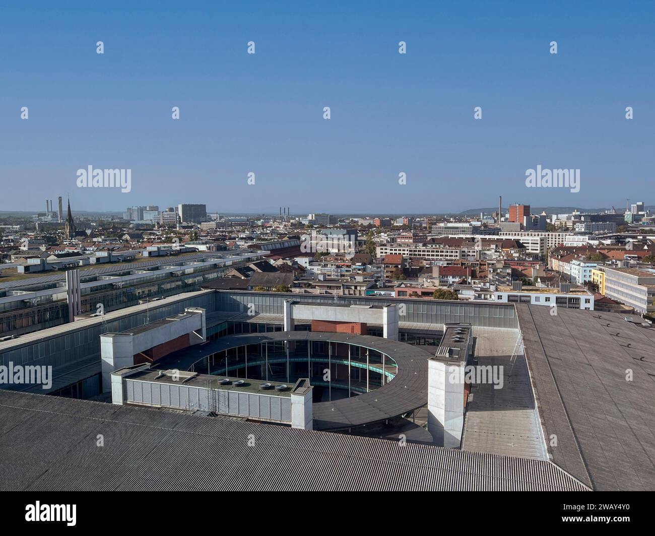 Blick von oben auf die Zentren Art Basel und Messe Basel. Stockfoto