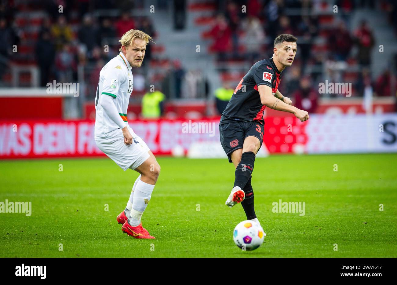 Leverkusen, Deutschland. Januar 2024. Granit Xhaka (Leverkusen) Joel Pohjanpalo (FCV) Bayer Leverkusen - FC Venedig 07.01.2024 Copyright (nur für jou Stockfoto