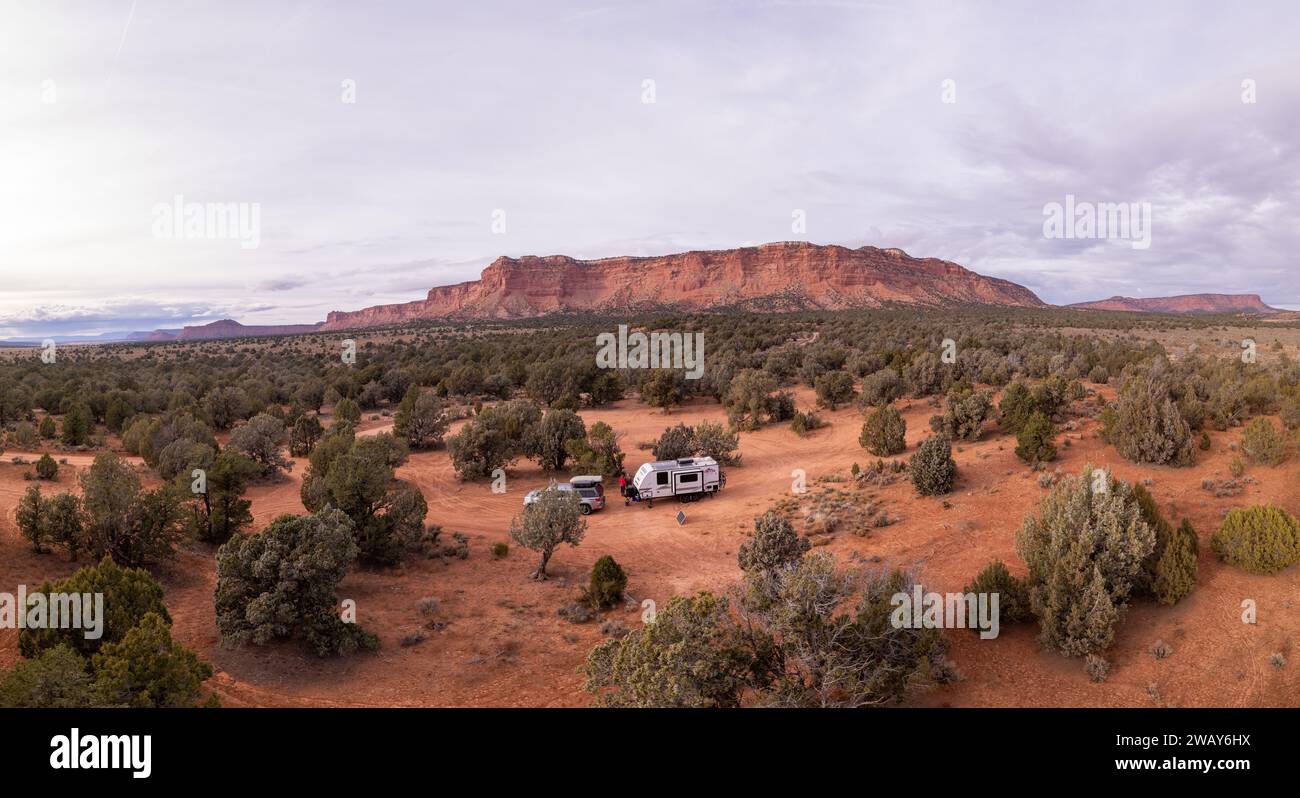 Eine Hochwinkelaufnahme einer malerischen Landschaft aus roten Felsen Stockfoto