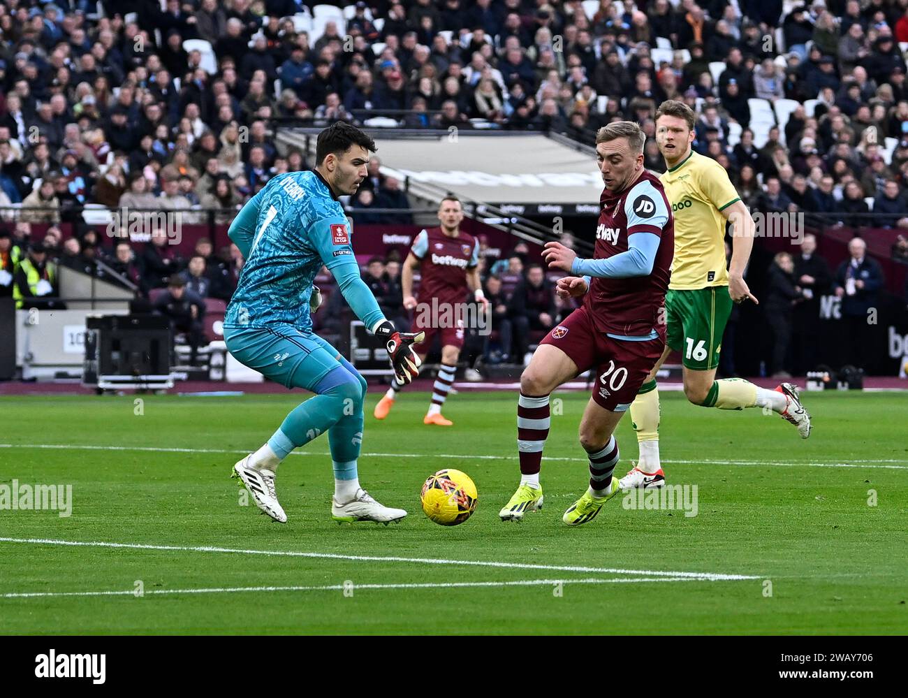 London, Großbritannien. Januar 2024. ZIEL. Jarrod Bowen (West Ham) geht um Max O’Leary (Bristol City, Torhüter), um das erste Tor von West Ham beim Spiel der dritten Runde des West Ham V Bristol City Emirates FA Cup im London Stadium zu schießen. Dieses Bild ist NUR für REDAKTIONELLE ZWECKE bestimmt. Für jede andere Verwendung ist eine Lizenz von Football DataCo erforderlich. Quelle: MARTIN DALTON/Alamy Live News Stockfoto