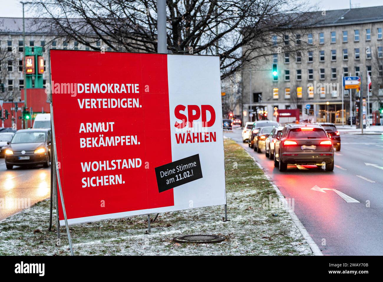 07.01.2024,Berlin,das Bundesverfassungsgericht hat die Wiederholung der Bundestagswahl von 26. September 2021 im Jahr 455 von 2,256 Wahlbezirken im Land Berlin angeordnet. Die Wiederholungswahl ist für den 11. Februar 2024 angesetzt.Plakat der SPD *** 07 01 2024,Berlin,das Bundesverfassungsgericht hat die Wiederholung der Bundestagswahl vom 26. September 2021 in 455 von 2.256 Wahlkreisen des Landes Berlin angeordnet die Wiederholungswahl ist für den 11. Februar 2024 vorgesehen Poster der SPD Stockfoto