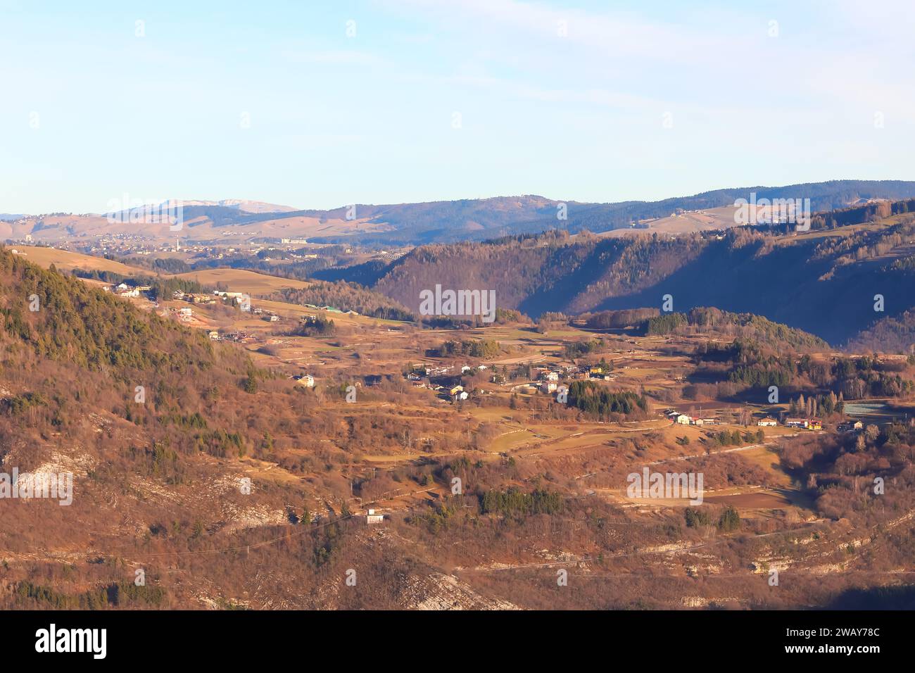 Wunderbares Bergpanorama des Asiago-Plateaus in Norditalien aus der Stadt Tonezza del Cimone Provinz VICENZA Stockfoto