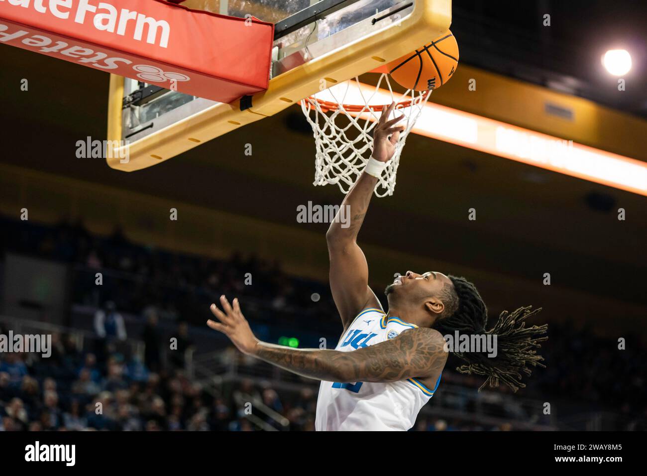 UCLA Bruins schützt Sebastian Mack (12) beim NCAA-Basketballspiel gegen die California Golden Bears am Samstag, den 6. Januar 2024, in Pauley P Stockfoto