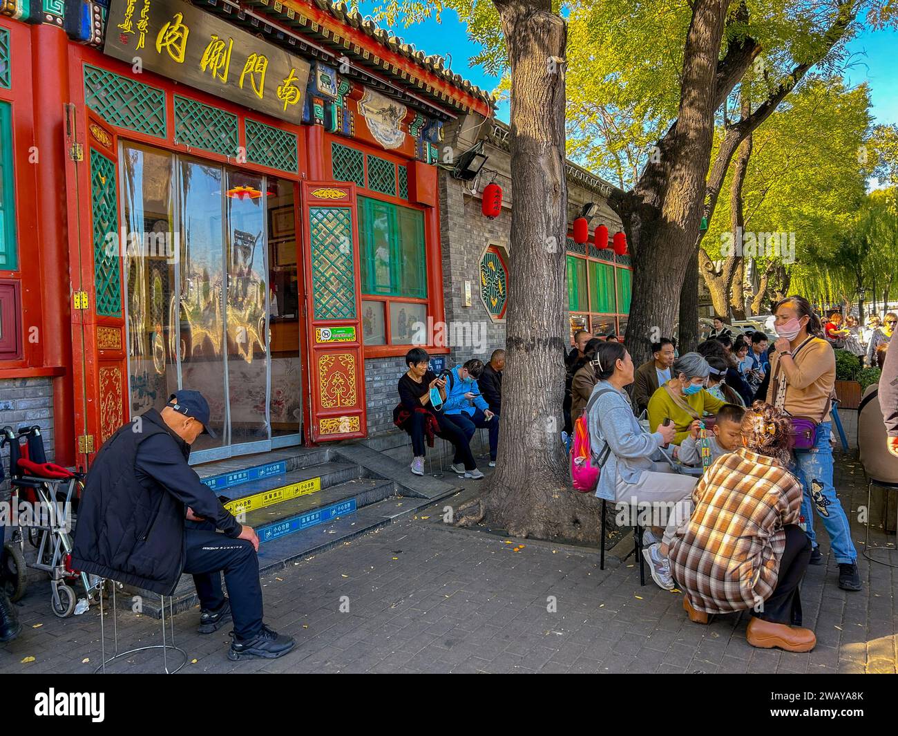 Peking, China, chinesische Touristen, die das historische Stadtzentrum, den Houhang Lake District, Xicheng, besuchen, Menschenmassen, die außerhalb des traditionellen alten china warten Stockfoto