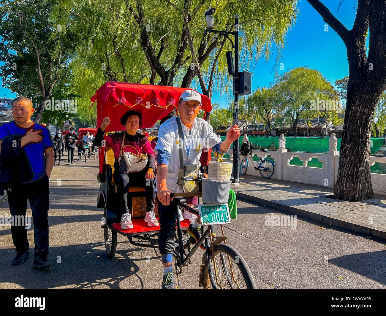 Peking, China, chinesische Touristen besuchen das historische Stadtzentrum, traditionelle Pousse-Pousse, Rikscha-Fahrer, Houhai Lake District, Deshengùen St. Stockfoto