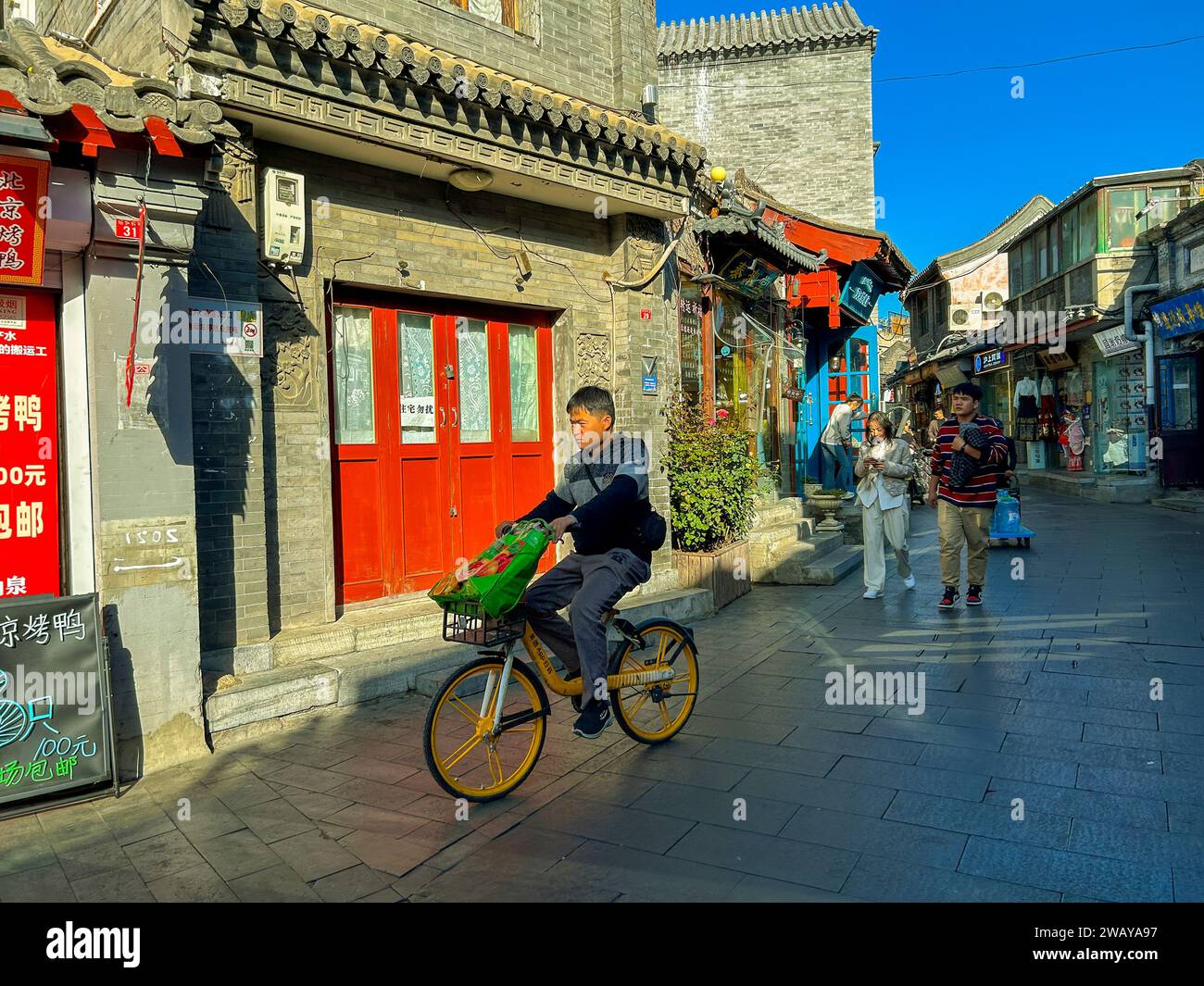 Peking, China, Menschenmassen, Spaziergänge, Straßenszene Chinesische Touristen Besuchen Das Historische Stadtzentrum, Houhang Lake District, Yandai Byway, People Cycling Stockfoto