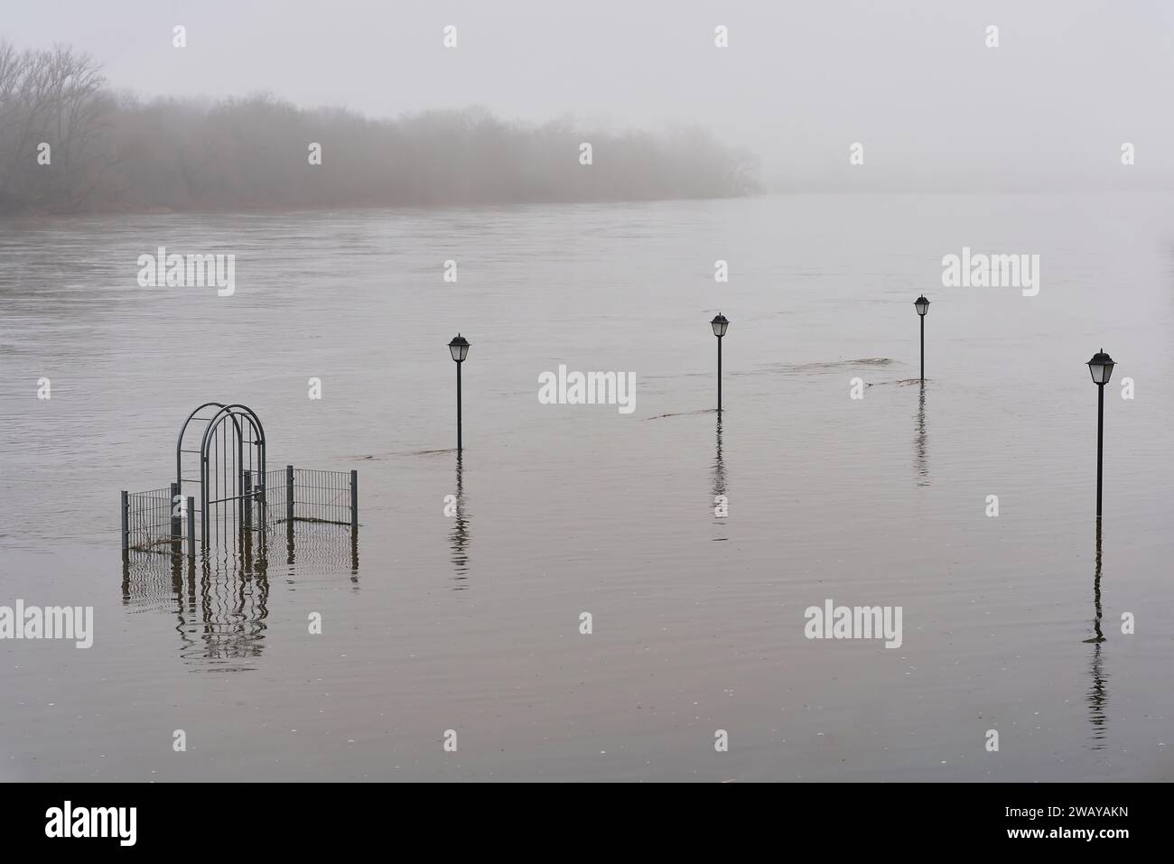 Überfluteter Biergarten eines Ausflugsrestaurants an der Elbe bei Magdeburg im Januar 2024 bei regnerischem Wetter Stockfoto