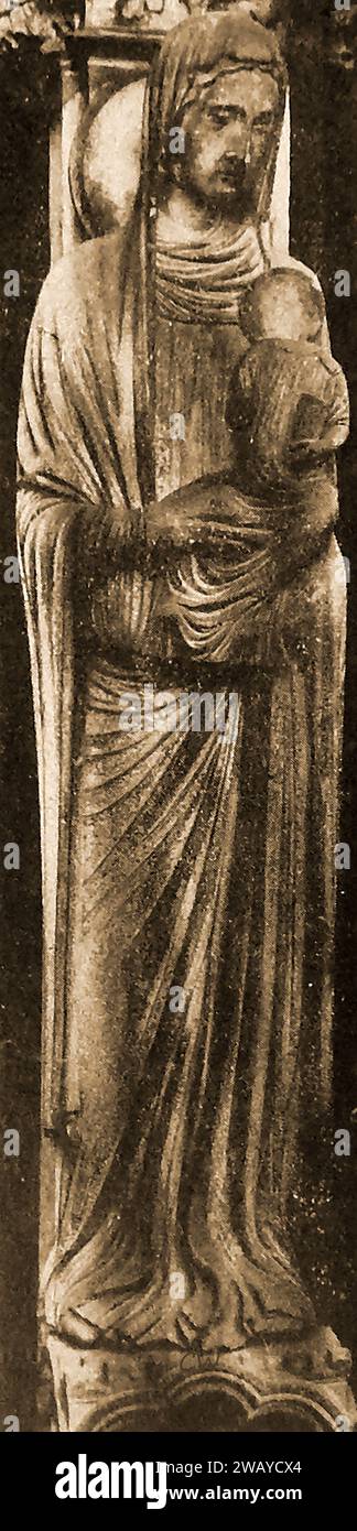Kathedrale von Chartes, Frankreich 1947 - Kathedrale von Chartes, Frankreich 1947 - Statue von St. Ann von der Nordhalle - Stockfoto