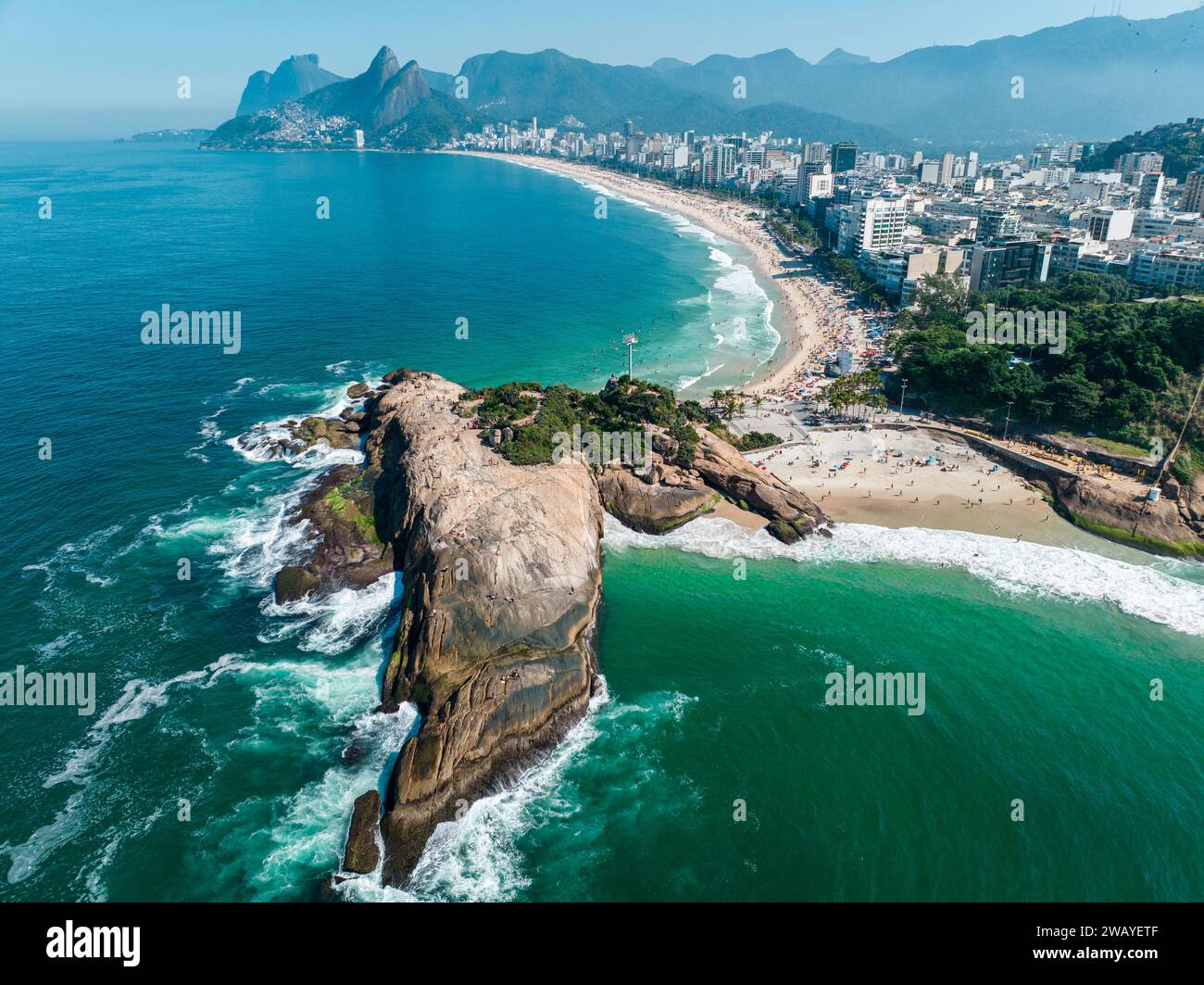 Luftblick auf Diabo Beach und Ipanema Beach, Pedra do Arpoador. Leute sonnen und spielen am Strand, Wassersport. Rio de Janeiro. Brasilien Stockfoto