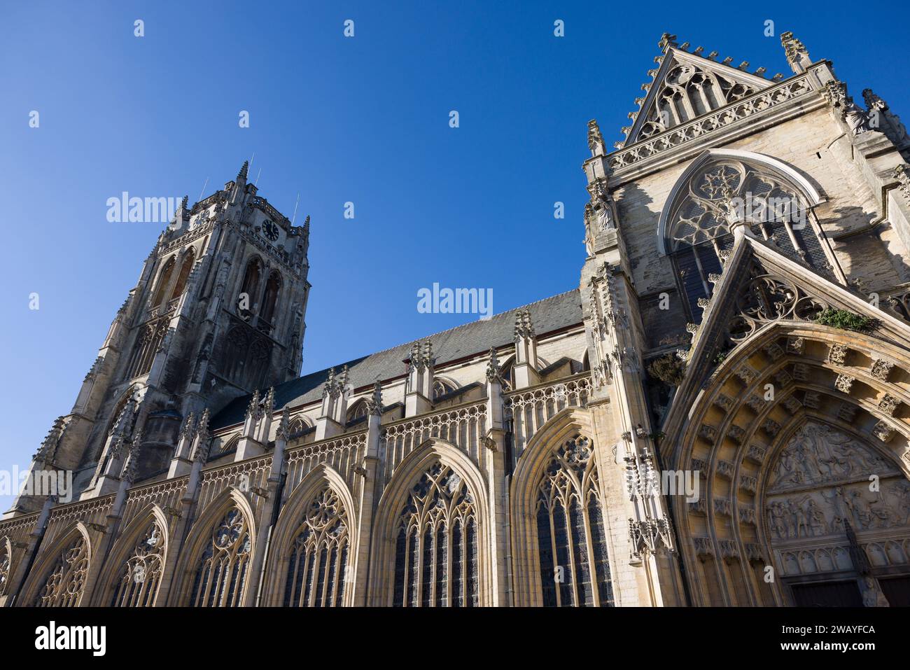 Blick auf die Fassade und den Turm der Kathedrale von My Lady in Tongeren in Belgien Stockfoto