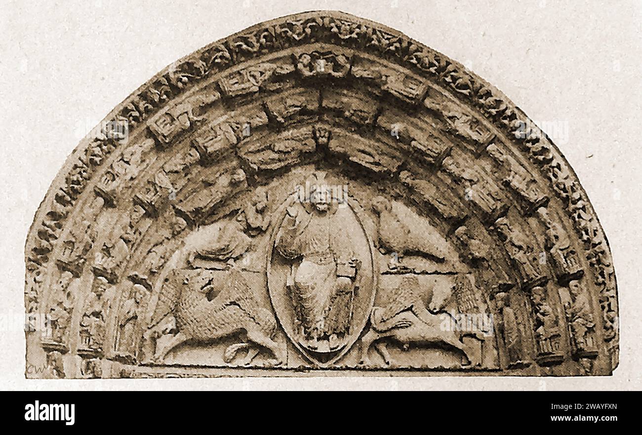 Kathedrale von Chartres, Frankreich im Jahre 1947 - Eine Skulptur von Christus, der in der Majestät sitzt. - Cathédrale de Chartres, Frankreich en 1947 - Une sculpture du Christ assis en majesté. - Stockfoto