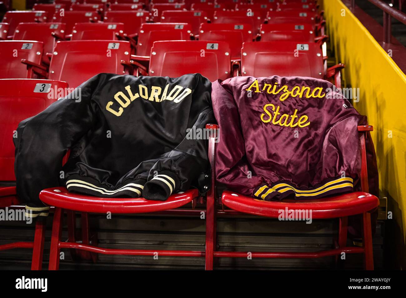 Zwei Jacken sitzen auf der Tribüne vor einem NCAA-Basketballspiel gegen Colorado Buffalos und Arizona State Sun Devils in Tempe, Arizona, Samstag, Januar Stockfoto