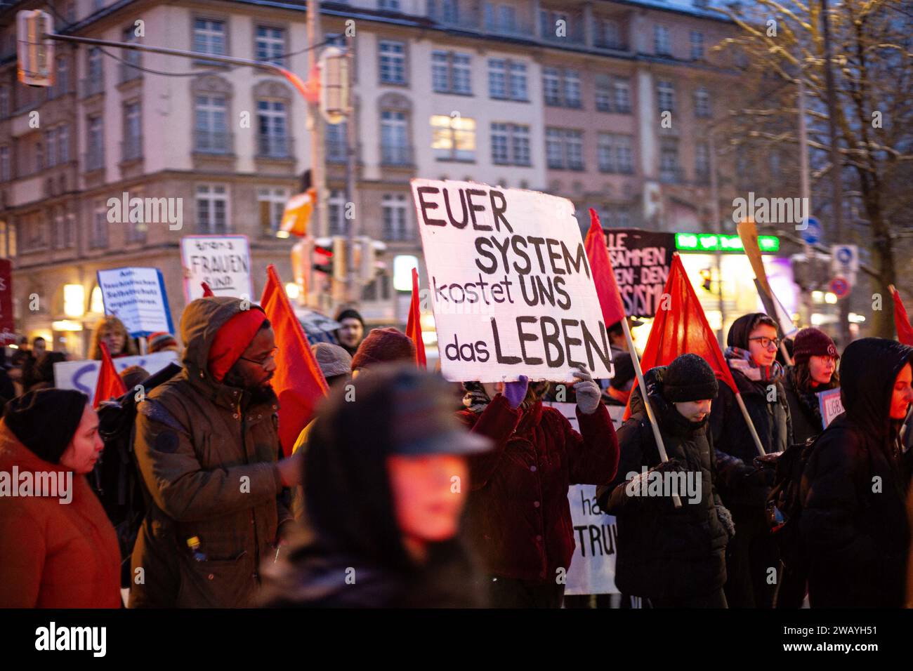 München, Deutschland. Januar 2024. Aktivisten versammelten sich am 7. Januar 2024 in München, um gegen Polizeigewalt, institutionellen Rassismus und Rassismus im Allgemeinen zu protestieren und Oury Jalloh zu gedenken. Oury Jalloh wurde 2005 verbrannt in seiner Zelle in der ostdeutschen Stadt Dessau aufgefunden. (Foto: Alexander Pohl/SIPA USA) Credit: SIPA USA/Alamy Live News Stockfoto