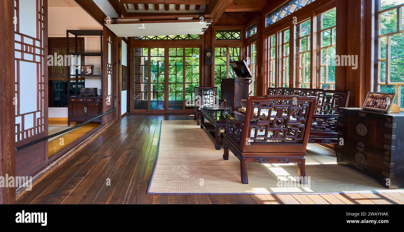 Innenraum des Wohnzimmers des Beak Inje House, ein traditionelles koreanisches Haus einer wohlhabenden Familie, Bukchon Village, Seoul, Südkorea Stockfoto