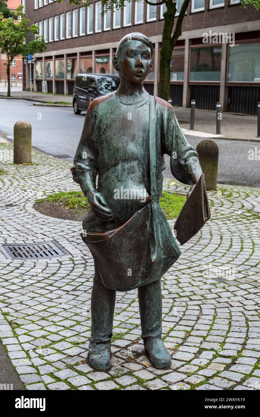 Bronzeskulptur eines Zeitungsjungen in Kiel, Schleswig-Holstein. Stockfoto