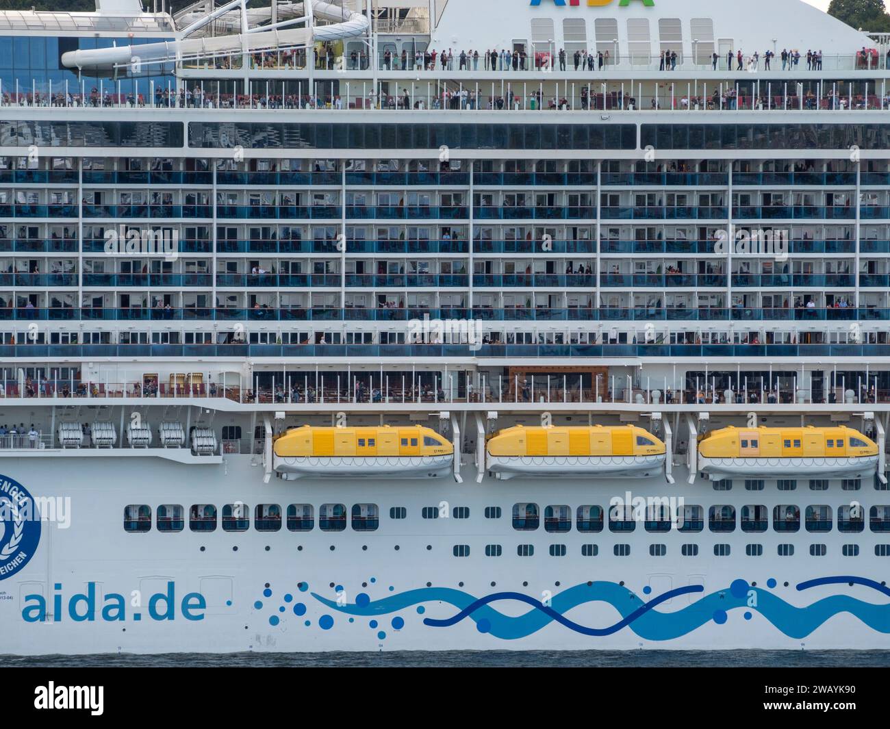 Long Shot mit Balkonkabinen und Rettungsbooten auf dem AidaNova Kreuzfahrtschiff, das am Ostseekai Cruise Terminal in Kiel, Deutschland, ankert. Stockfoto