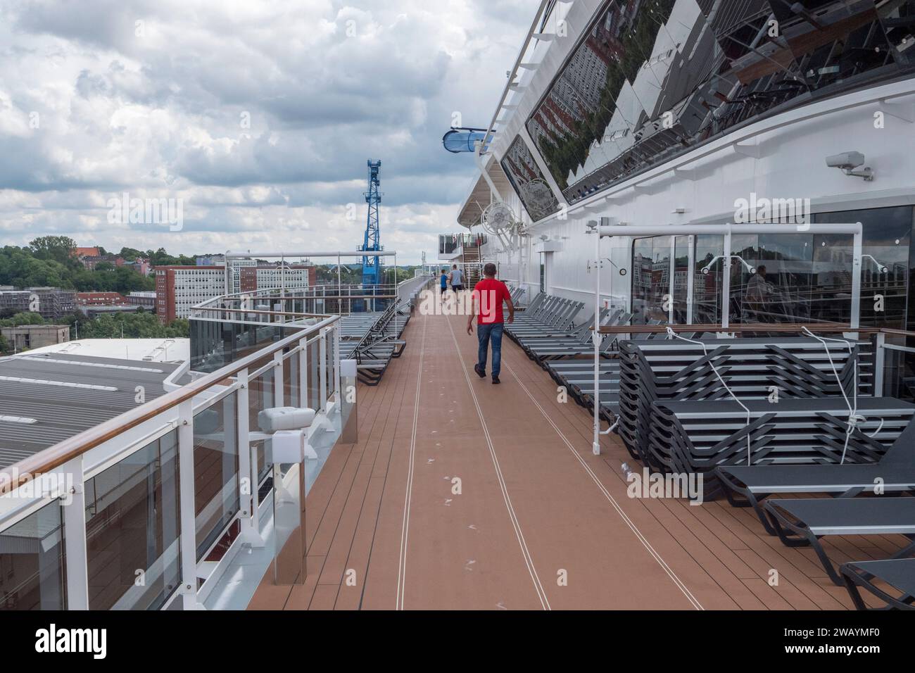 Allgemeine Ansicht mit Blick auf einen Abschnitt der Deckbahn, der um das Great Reef Deck verläuft (16) auf der MSC Euribia Segeln in Nordeuropa (23. Juli) Stockfoto