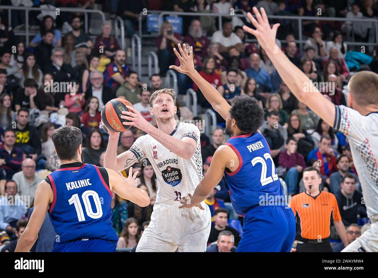 Barcelona, Spanien. Januar 2024. Artem Pustovyi (Monbus Obradoiro) während eines Liga ACB-Spiels zwischen Spanien: Barca und Monbus Obradorio am 7. Januar 2024 im Palau Blaugrana in Barcelona. (Foto: Felipe Mondino/SIPA USA) Credit: SIPA USA/Alamy Live News Stockfoto