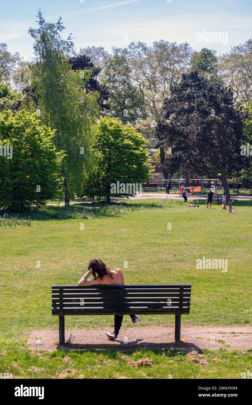 Großbritannien, England, London, Ealing Broadway mit Menschen, die den Frühlingssonnenschein genießen Stockfoto