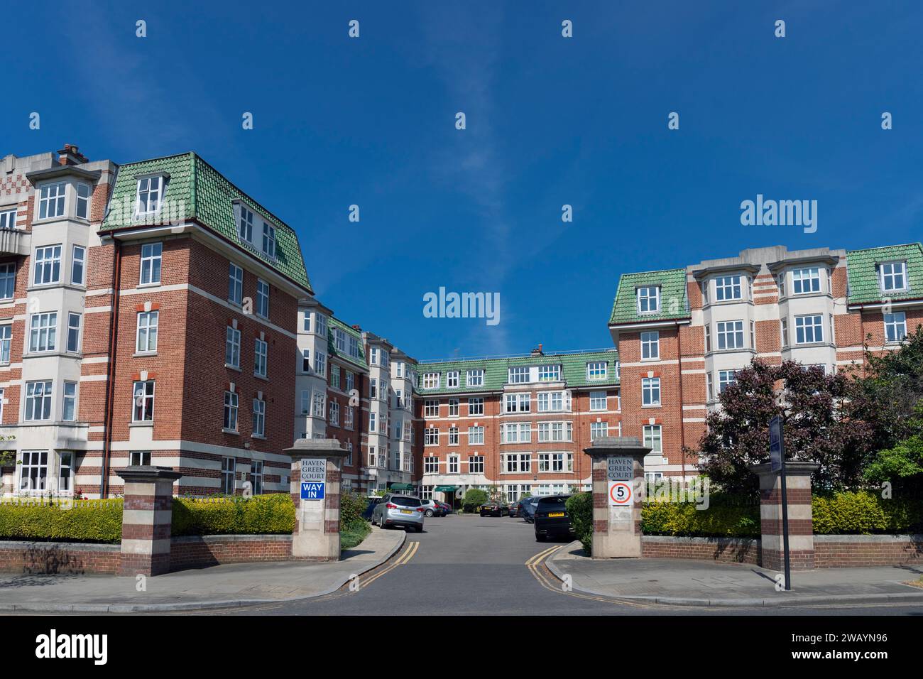 Großbritannien, England, London, Ealing Broadway, Haven Green Court (renommierte Wohnungen und Wohnräume) Stockfoto