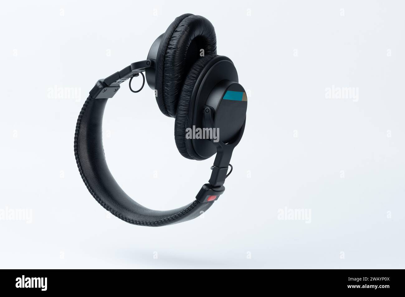 Professioneller schwarzer Kopfhörer-Studiomonitor isoliert auf Studiohintergrund Stockfoto