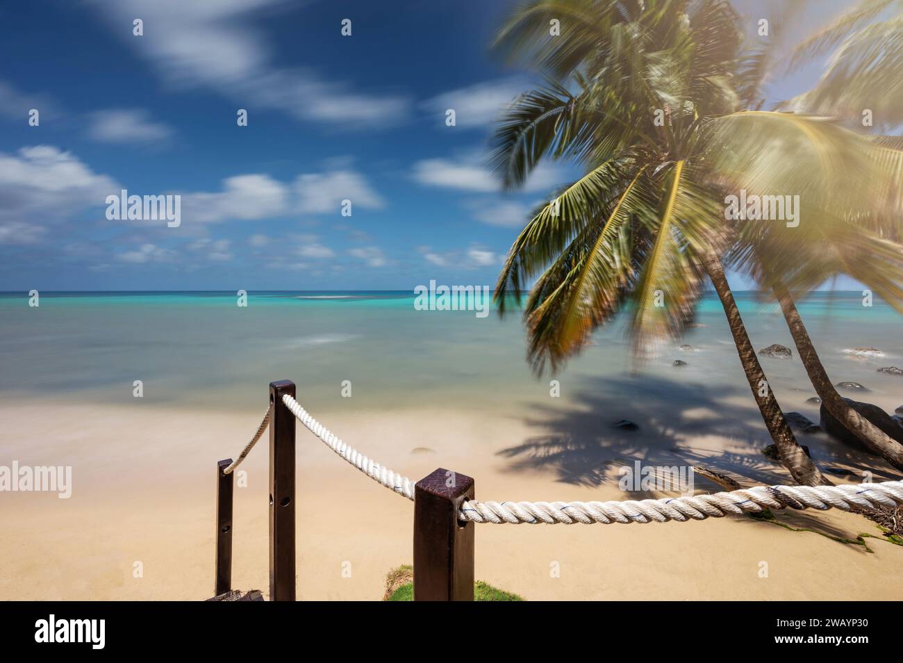 Seil auf hölzernem Zaun im blauen Hintergrund des Karibischen Meeres Stockfoto