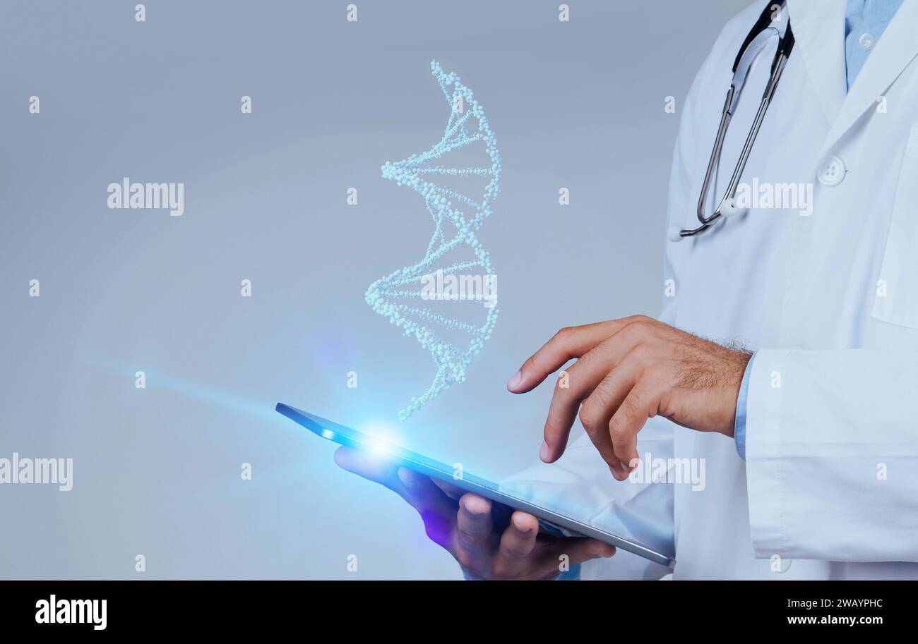 Nahaufnahme des engagierten Arztes verwendet CRISPR und Augmented Reality, um das blaue Leuchten virtueller menschlicher DNA zu entschlüsseln Stockfoto
