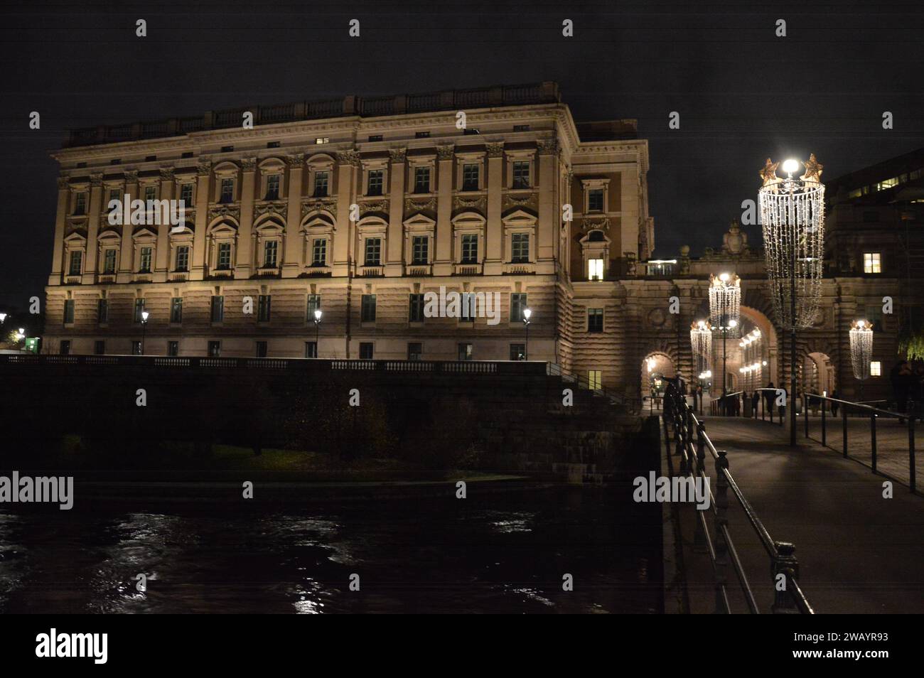 Stockholm, Schweden - 5. November 2023 - Riksdagshuset - Parlamentsgebäude bei Nacht. (Foto: Markku Rainer Peltonen) Stockfoto