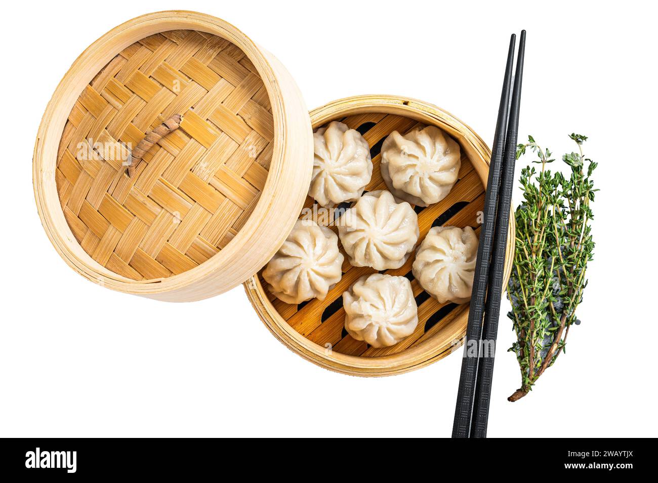 Gedämpfte Baozi-Knödel gefüllt mit Fleisch in einem Bambusdampfer. Isoliert auf weißem Hintergrund, Draufsicht Stockfoto