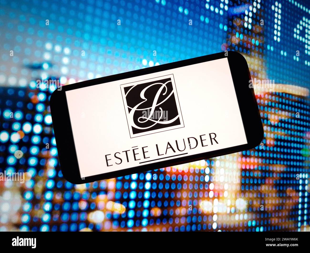 Konskie, Polen - 07. Januar 2024: Das Firmenlogo von Estee Lauder wird auf dem Bildschirm des Mobiltelefons angezeigt Stockfoto