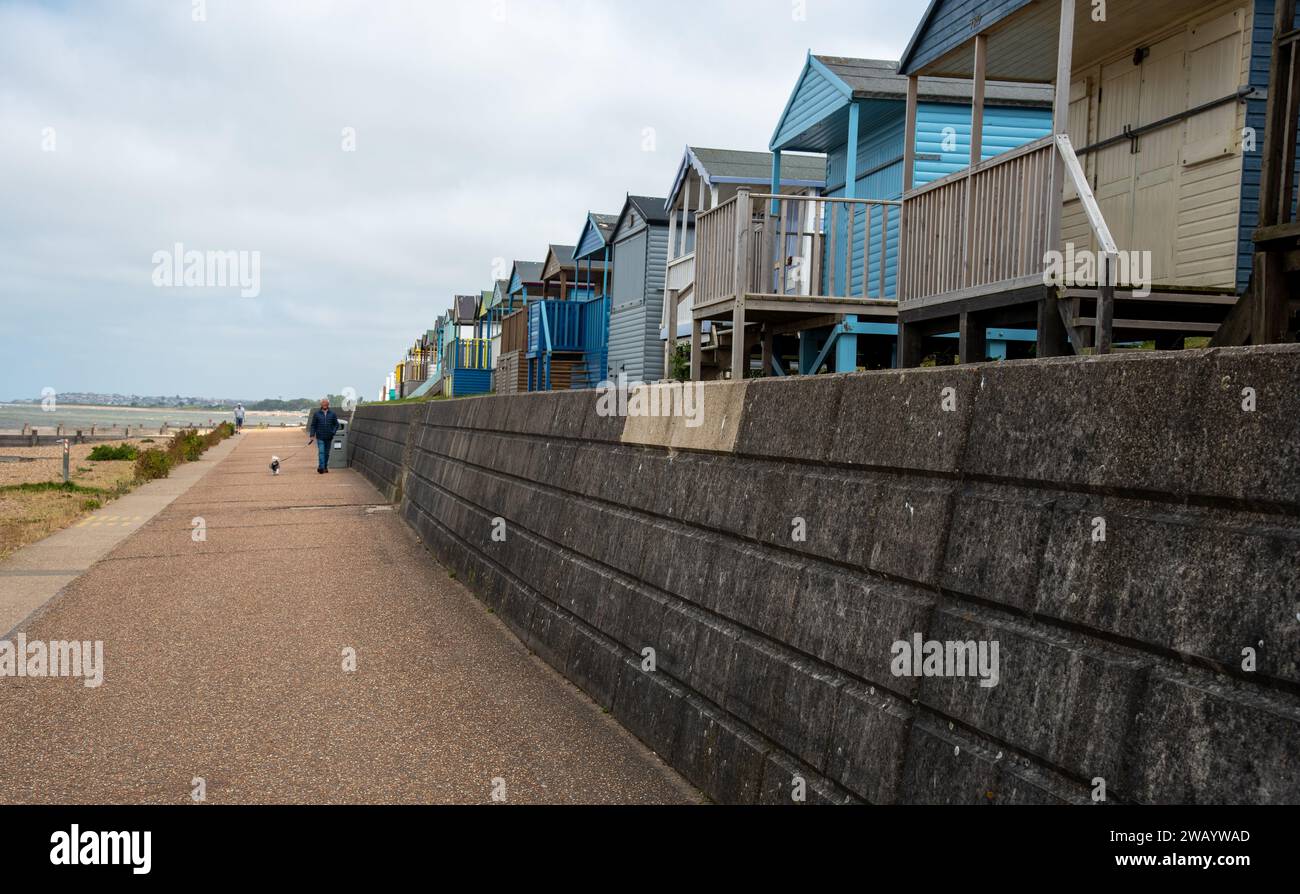 Farbenfrohe Ferienhütten mit Blick auf das ruhige blaue Meer. Stockfoto