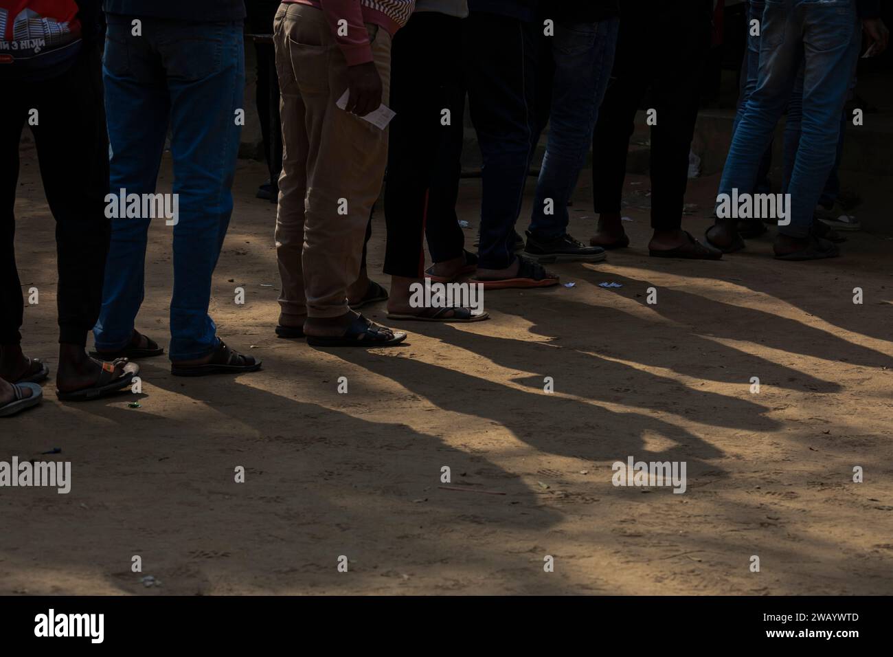 Dhaka, Bangladesch. Januar 2024. Wähler, die während der 12. Nationalparlamentarwahlen in Bangladesch in einer Warteschlange vor einem Wahllokal warteten. Quelle: SOPA Images Limited/Alamy Live News Stockfoto