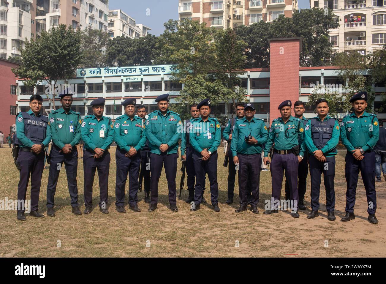 Dhaka, Bangladesch. Januar 2024. Bangladeschs Polizeibeamte stehen während der 12. Nationalparlamentarwahlen auf der Hut. (Foto: Sazzad Hossain/SOPA Images/SIPA USA) Credit: SIPA USA/Alamy Live News Stockfoto