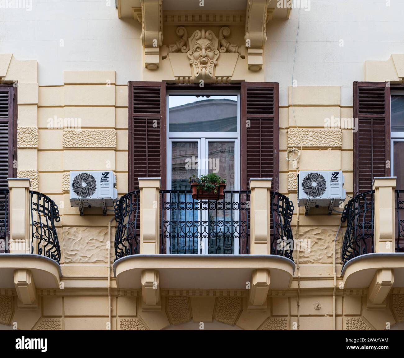 Palermo, Sizilien, Italien, 14. Dezember 2023 - Fassade mit Balkon, Klimaanlage und Fensterläden aus Holz Stockfoto