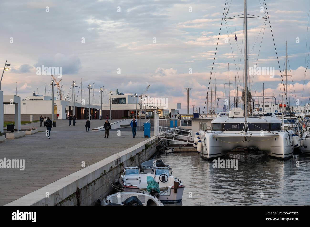 Palermo, Sizilien, Italien, 14. Dezember 2023 - der Pier am Hafen bei Sonnenuntergang mit Segelschiffen Stockfoto