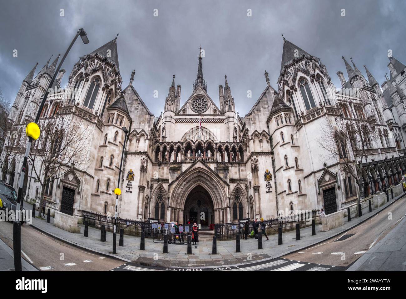 Die Royal Courts of Justice, The Law Courts, Strand, London, UK. Düsterer, elender Regen bedroht den Himmel. Stockfoto